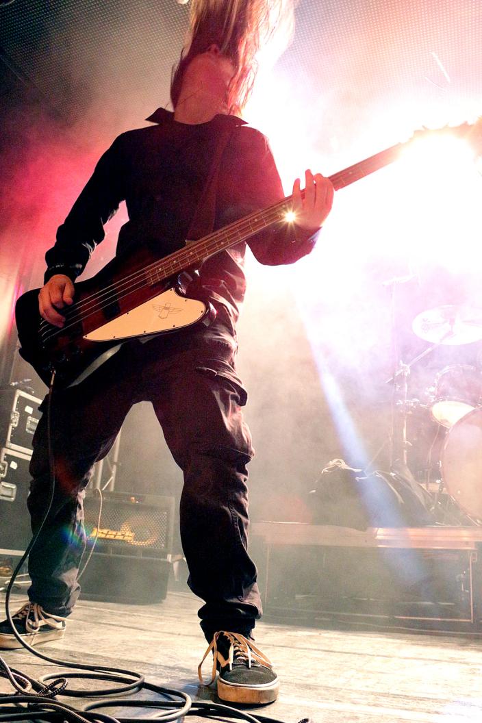 KANTOR -yhtyeen basisti esiintymässä Vimman salin lavalla (Kuva: Radio Vimma)