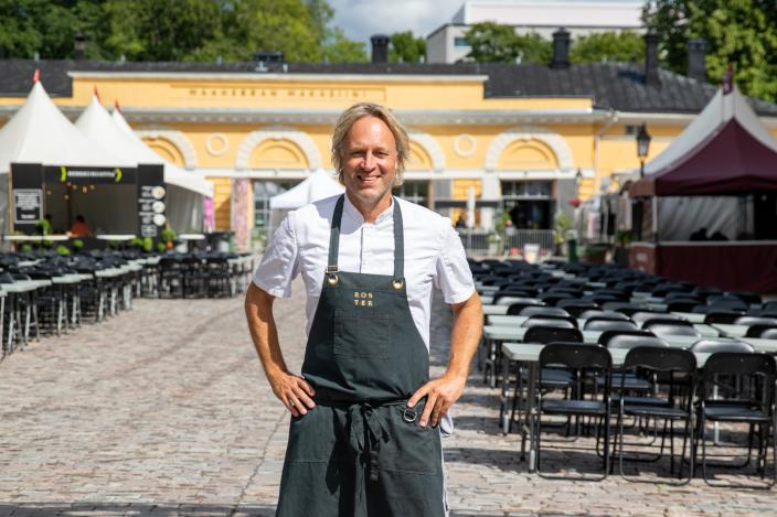 Rosterin ravintoloitsija Kape Aihinen poseeraa kädet lantiolla ravintolan edessä- (Kuva: Antton Willberg)