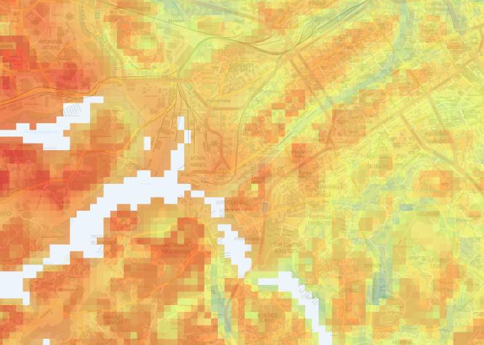 Oranssi-keltasävyinen karttakuva tilanteesta, jossa veden pintalämpötila on ilmaa korkeampi ja sen vuoksi rannikon teollisuusalueet ja vesialueiden läheisyydessä olevat korkeat mäet erottuvat ympäristöään lämpimämpinä, tummemman punaisina. 