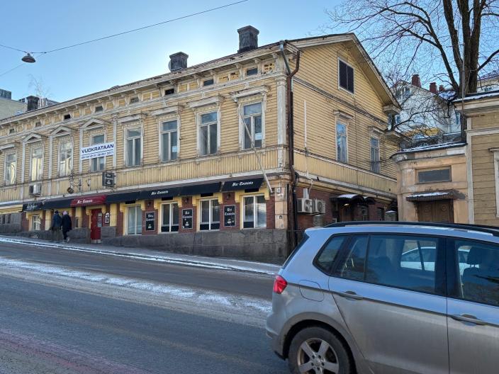 Kaskenkadulla sijaitsevan puutaloryhmän rapistunut julkisivu. (Kuva: Annamari Nurminen)