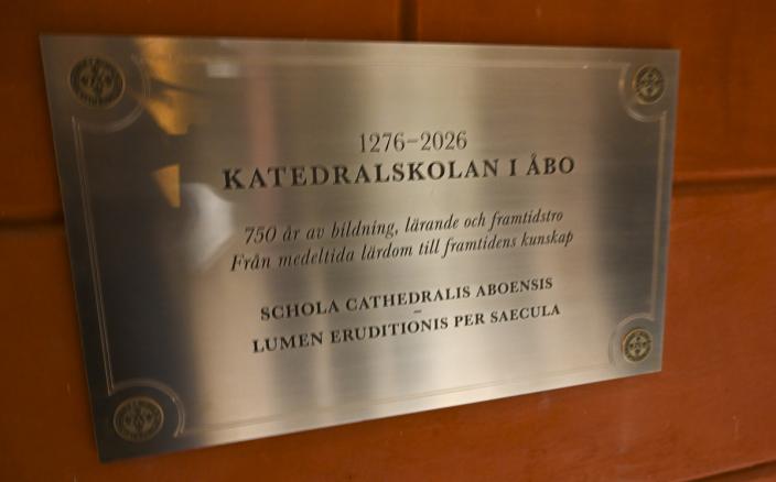Silverplakett med texten: 1276-2026 Katedralskolan i Åbo. 750 år av bildning, lärande och framtidstro. Från medeltida lärdom till framtidens kunskap. Schola cathedralis aboensis lumen eruditionis per saecula. (Foto: Lena Malmio)