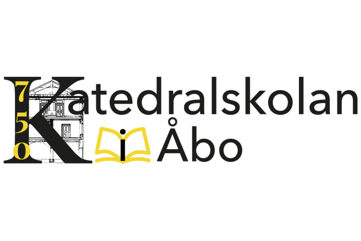 Katedralskolanin juhlavuoden logo isona versiona rakennuksella ja valkoisella taustalla. (Kuva: Lena Malmio, Marju Aavikko, Carl-Ivar Back)