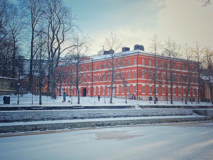 Katedralskolans byggnad fotograferad en snöig vinterdag. Med den frusna Aura å också synlig på bilden (Foto: Jake Papinaho/ Å Communications)