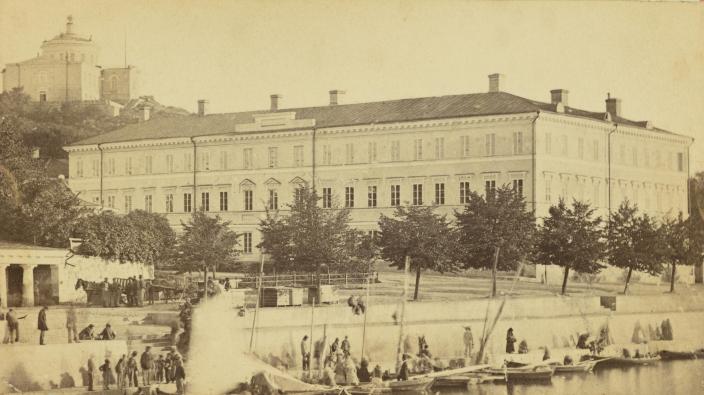 Gammalt svartvitt foto av Katedralskolan från utsidan. (Foto: Johan Jakob Reinberg)