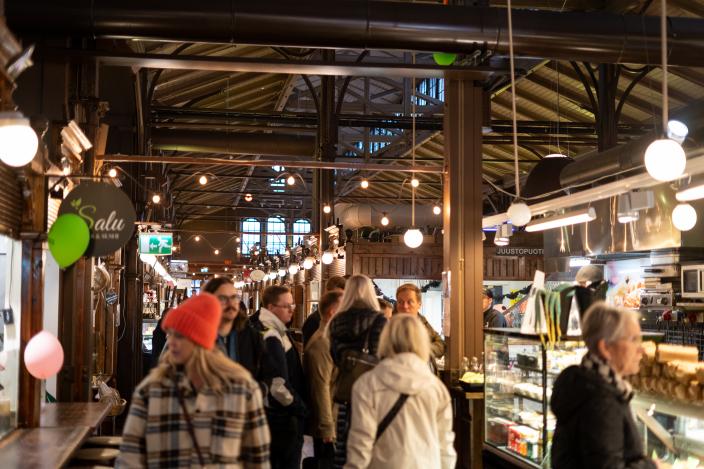 Ihmisiä Turun kauppahallissa. (Picture: Abo Creatives / Linda Theologou)