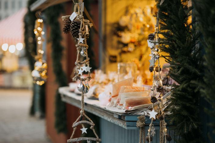 Kuvassa on joulukoristeilla koristeltu Kauppatorin myyntimökki.