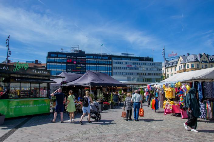 Ihmisiä Kauppatorilla aurinkoisessa säässä. (Kuva: Ksenija Viitanen)
