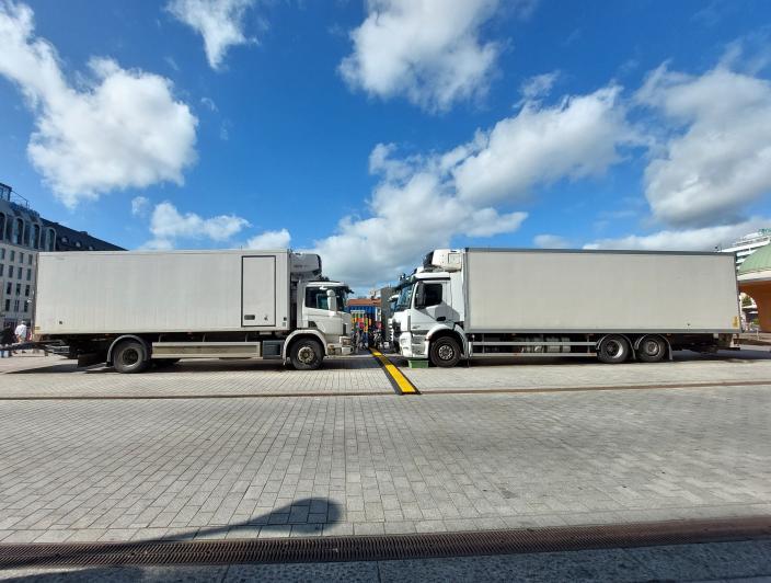 Kaksi rekkaa kauppatorilla. (Kuva: Nelli Korpela)