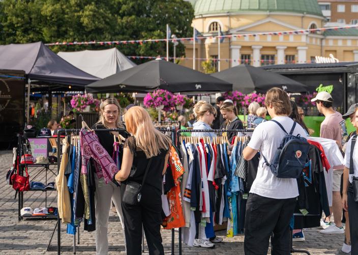 Ihmisiä kauppatorin kirpputorilla. (Kuva: Abo Creatives)