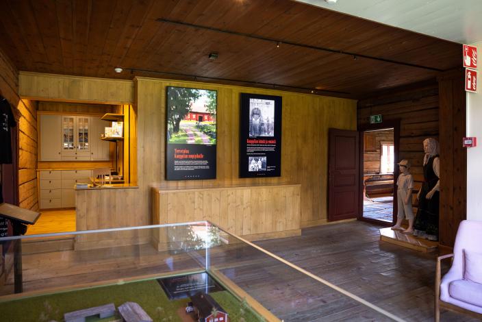 Sisäkuva museonäyttelystä, edustalla vitriini ja taustalla näyttöjä seinällä. (Kuva: Jari Laurén)