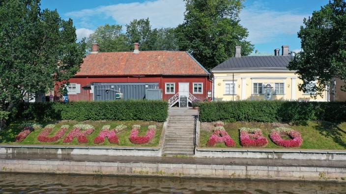 Turku - Åbo -teksti kukkaistutuksena Apteekkimuseon edessä (Kuva: Pasi Leino)