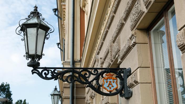 Kuvassa vanhanaikainen seinälyhty Turun kaupungintalon ulkoseinässä. (Kuva: Pasi Leino)