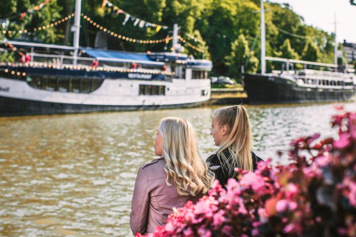 Nuoret naiset jokirannassa kesällä. (Picture: Visit Turku)