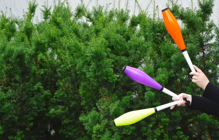 Sirkuskeiloja pitelevä käsi. (Kuva: Veera Tulla)