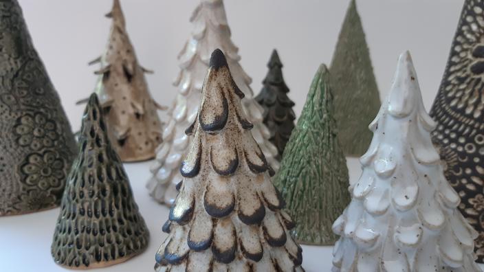 Kuvassa on 10 erilaista keraamista kuusta. (Kuva: Hanna Järvenpää)