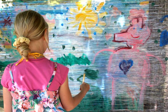 lapsi maalaa värikkäästi (Kuva: Denisse Islas)