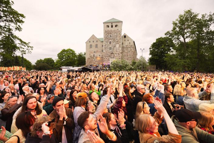 Kesärauhan yleisöä kuuntelemassa konserttia Turun linnan edustalla. (Kuva: Henri Vaananen)