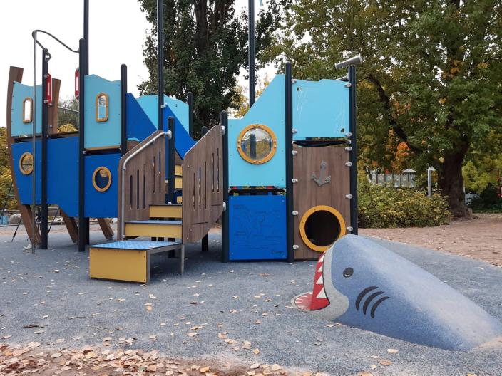 Laivaa muistuttava kiipeilyteline Seikkailupuistossa. (Kuva: Turun kaupunki)