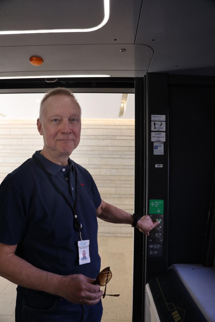 Kimmo Suonpää funikulaarissa. (Kuva: Risto Lahtinen)