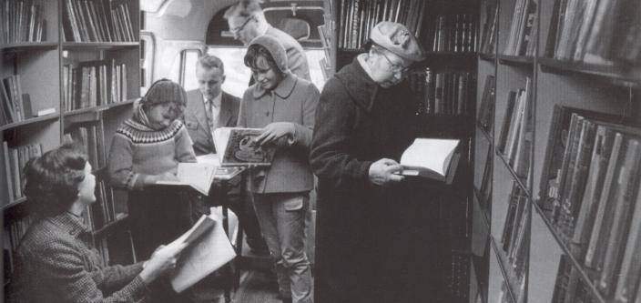 Asiakkaita vanhassa kirjastoautossa. (Kuva: Turun kaupunginkirjasto)