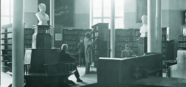 Pääkirjaston Rotundassa asiakkaita 1900-luvulla.  (Kuva: Turun kaupunginkirjasto)