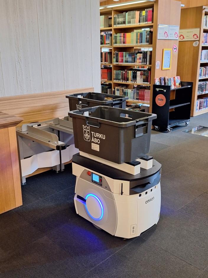 Main Library’s book transport robot in motion. (Picture: Susanna Kolehmainen)