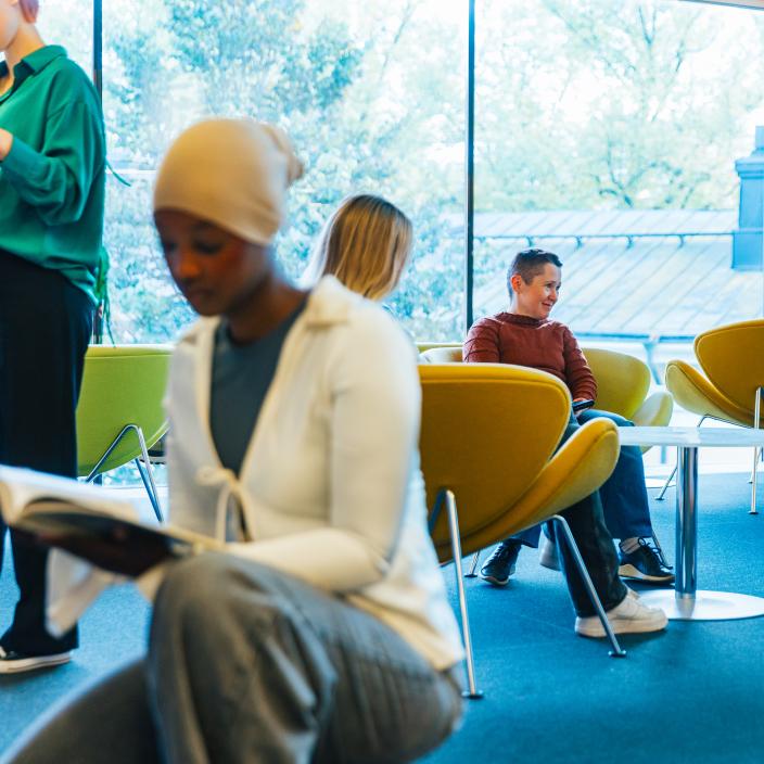 Ihmiset lukemassa ja viettämässä aikaa pääkirjastossa. (Kuva: Heikki Räisänen)