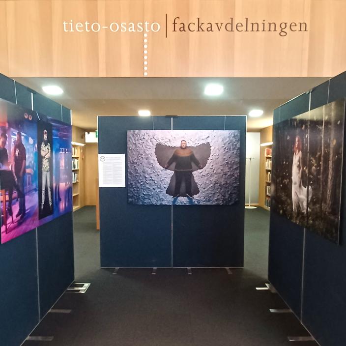 Pääkirjaston tieto-osaston näyttely. (Kuva: Noora Yrttiaho)