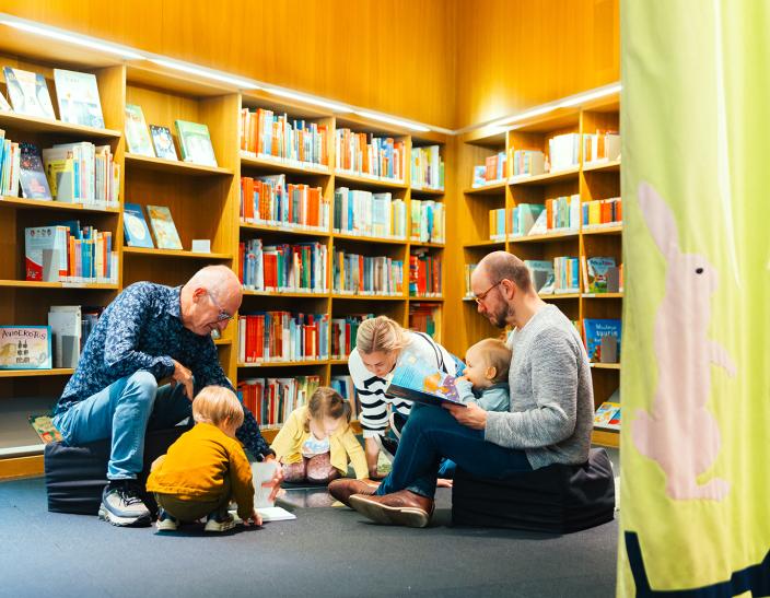 Aikuisia ja lapsia pääkirjaston lasten osasto Saagassa. (Kuva: Heikki Räisänen)