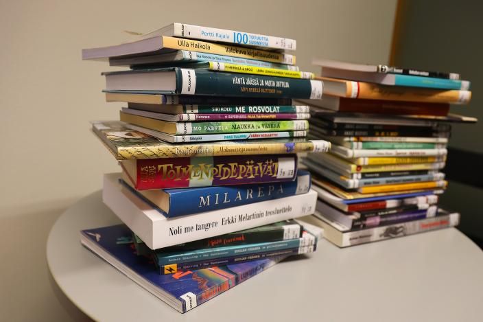 Kirjaston kirjoja aseteltuna kahteen yhtä korkeaan pinoon. (Foto: vilhelmina vesanen)