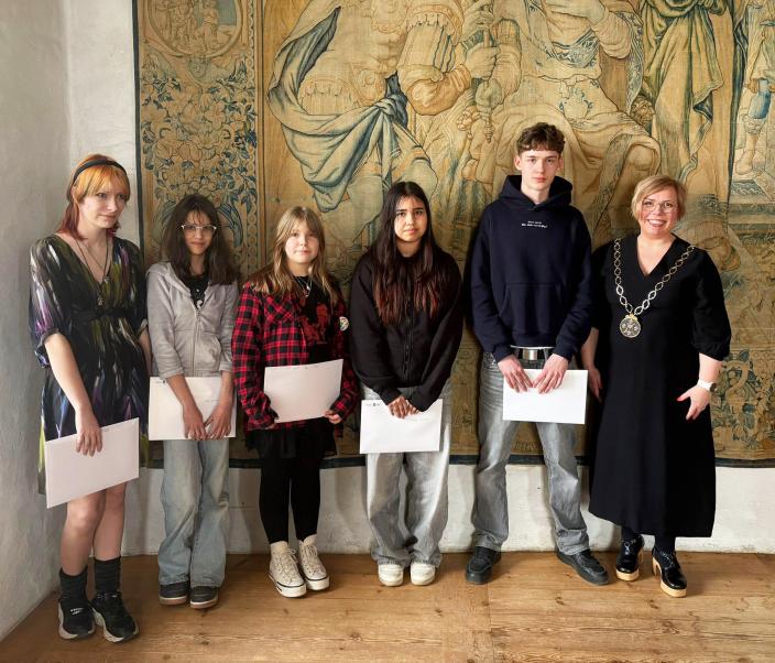 Kirjoituskilpailun palkittuja  nuoria ja pormestari Piia Elo. (Kuva: Noora Orvasto)