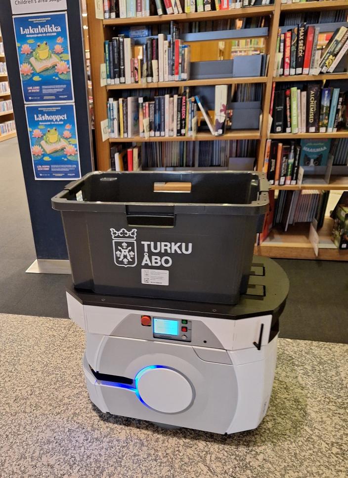 Main Library’s book transport robot in motion. (Picture: Susanna Kolehmainen)
