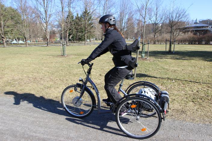 A woman is pedaling a tricycle. (Picture: Johanna Friman)