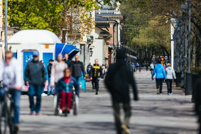 Ihmisiä ulkoilemassa jokirannassa. (Kuva: Heikki Räisänen)