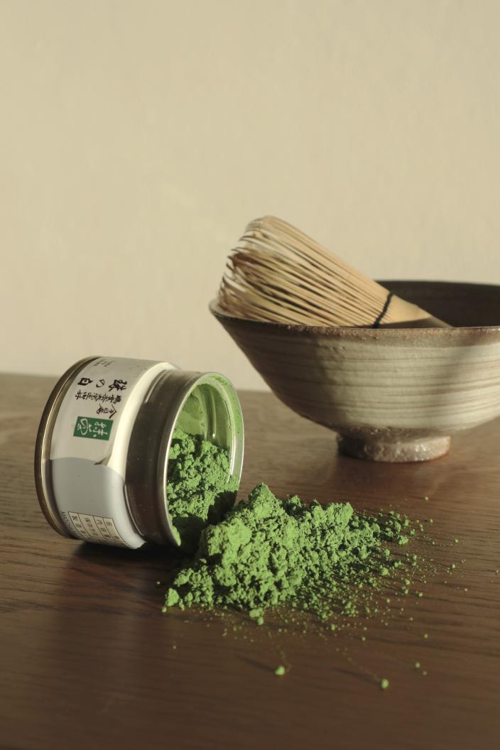 Vihreää matcha-jauhetta pöydällä.