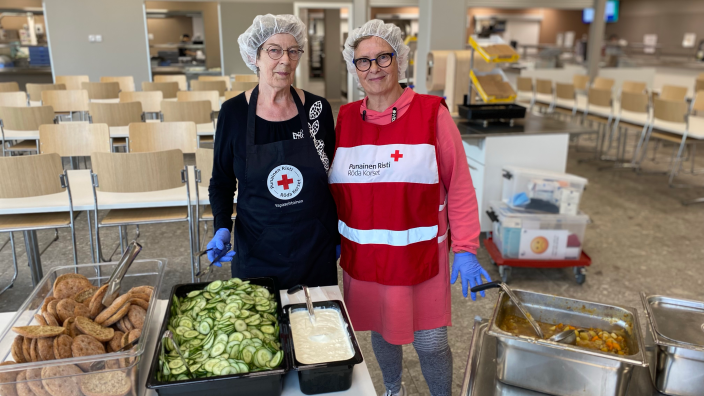 Kuvassa näkyy vapaaehtoisia koulujen ylijäämäruokailujaossa. Kuva: Miika Norro / Suomen Punainen Risti (Foto: Miika Norro / Suomen Punainen Risti)