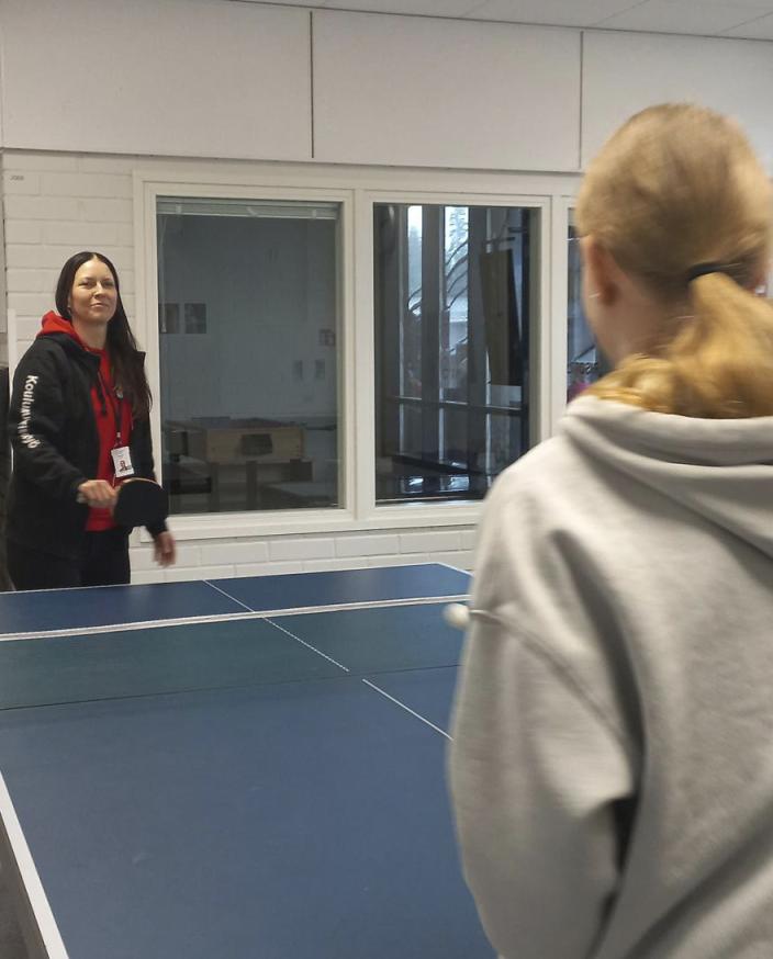 Kaksi henkilöä pelaa pingistä. (Kuva: Jasmin Filenius)