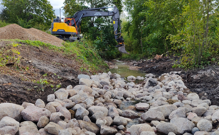 Puron uomassa on suuria kiviä kasassa. Reunalla on kaivinkone ja sorakasa. (Kuva: Liisa Vainio)