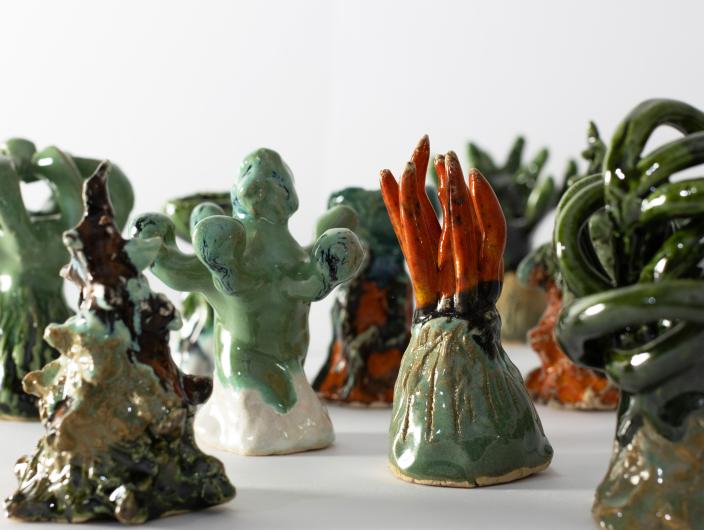 Erilaisia vihreän sävyisiä ja mielikuvituksellisia keramiikkatöitä (Kuva: Lastenkulttuurikeskus Färi)