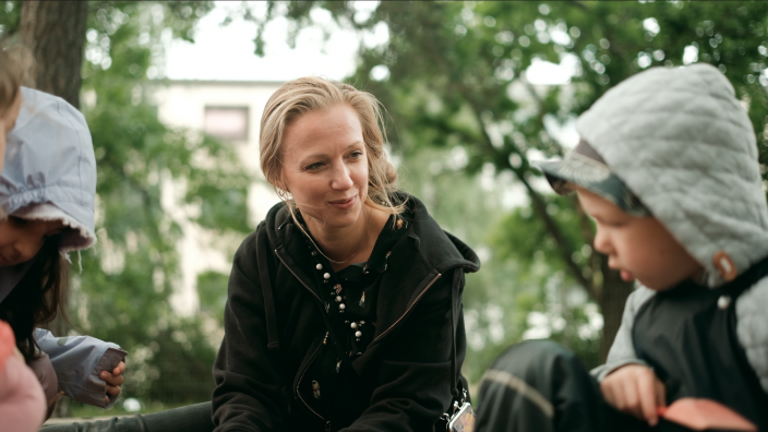 Varhaiskasvatuksen opettaja Kristiina Tala hiekkalaatikolla lasten kanssa. (Kuva: Hannu Aaltonen)