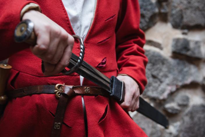 Sotilaaksi pukeutunut henkilö, jolla on kädessään miekka. (Kuva: Joonas Mäkivirta)