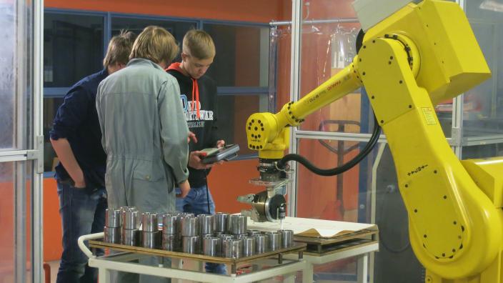 Opiskelijoita tutustumassa robotiikkaan. (Kuva: Nanna Madetoja)