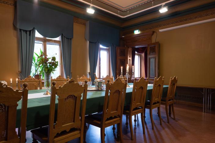 Vanhanaikaisilla huonekaluilla sisustettu sali vanhassa kivitalossa. (Foto: Joonas Mäkivirta)