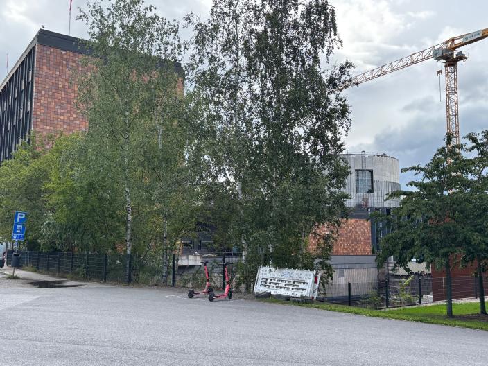 Kulttuuriparkkia aletaan rakentaa Valtion virastotalon ja teatterin viereen. (Kuva: Annamari Nurminen)