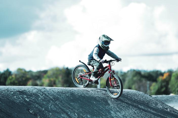 Lapsi pyöräilee Kupittaan BMX-radalla. (Picture: Hilkka Pirttijärvi)