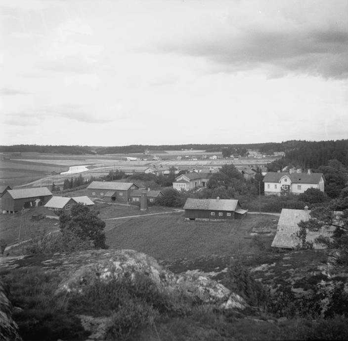 Vanha valokuva maalaismaisemasta. (Kuva: Irja Sahlberg / Turun kaupunginmuseon valokuvakokoelmat)