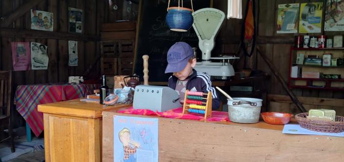 Lapsi leikkii kauppaleikkiä Kuralan Kylämäen leikkipuodissa. (Picture: Hilkka Pirttijärvi)