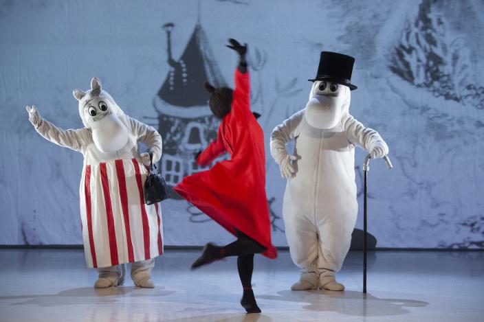 muumimamma, pikku myy ja muumipappa tanssimassa (Kuva: Tanssiteatteri MD Kurkistuksia Tanssivaan Muumilaaksoon, kuva Harri Hinkka © Moomin CharactersTM)