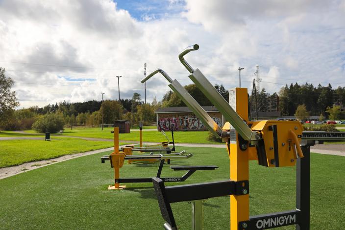 Kuukkelinpuiston ulkokuntosalin keltaiset ulkokuntoilulaitteet. (Foto: Reea Viitasalo)