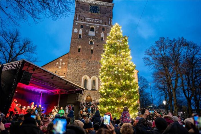 Tuomiokirkon kuusen valojen sytyttäminen. (Kuva: Rabbit Visuals)